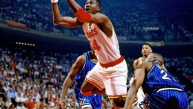 曾凡博NBA中国赛亮相：篮网队双向合同新星挑战世界级球员